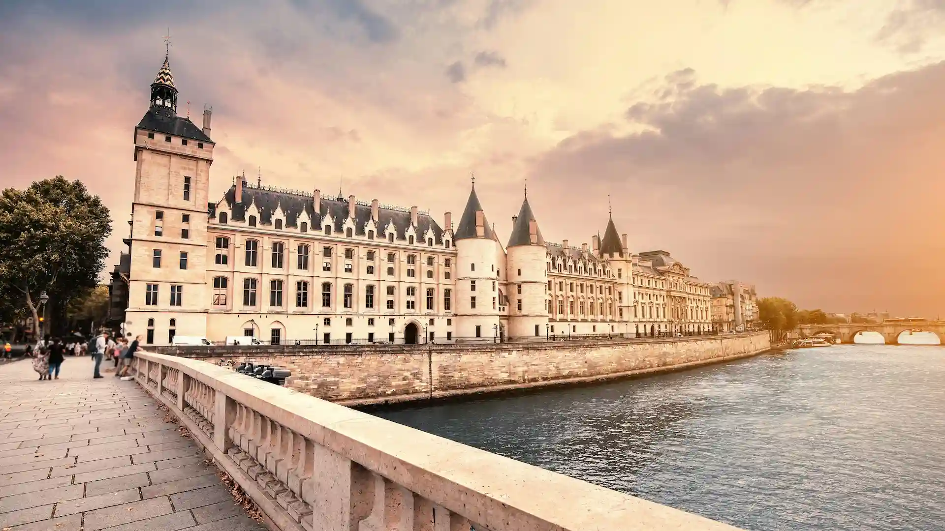 The Conciergerie served as a palace before becoming a prison, where Marie Antoinette was held before her execution. Located on Île de la Cité, it’s a historic monument with Gothic architecture and halls dating back to medieval times. Visitors can explore its cells and learn about its fascinating history. It’s a unique glimpse into France’s turbulent past.