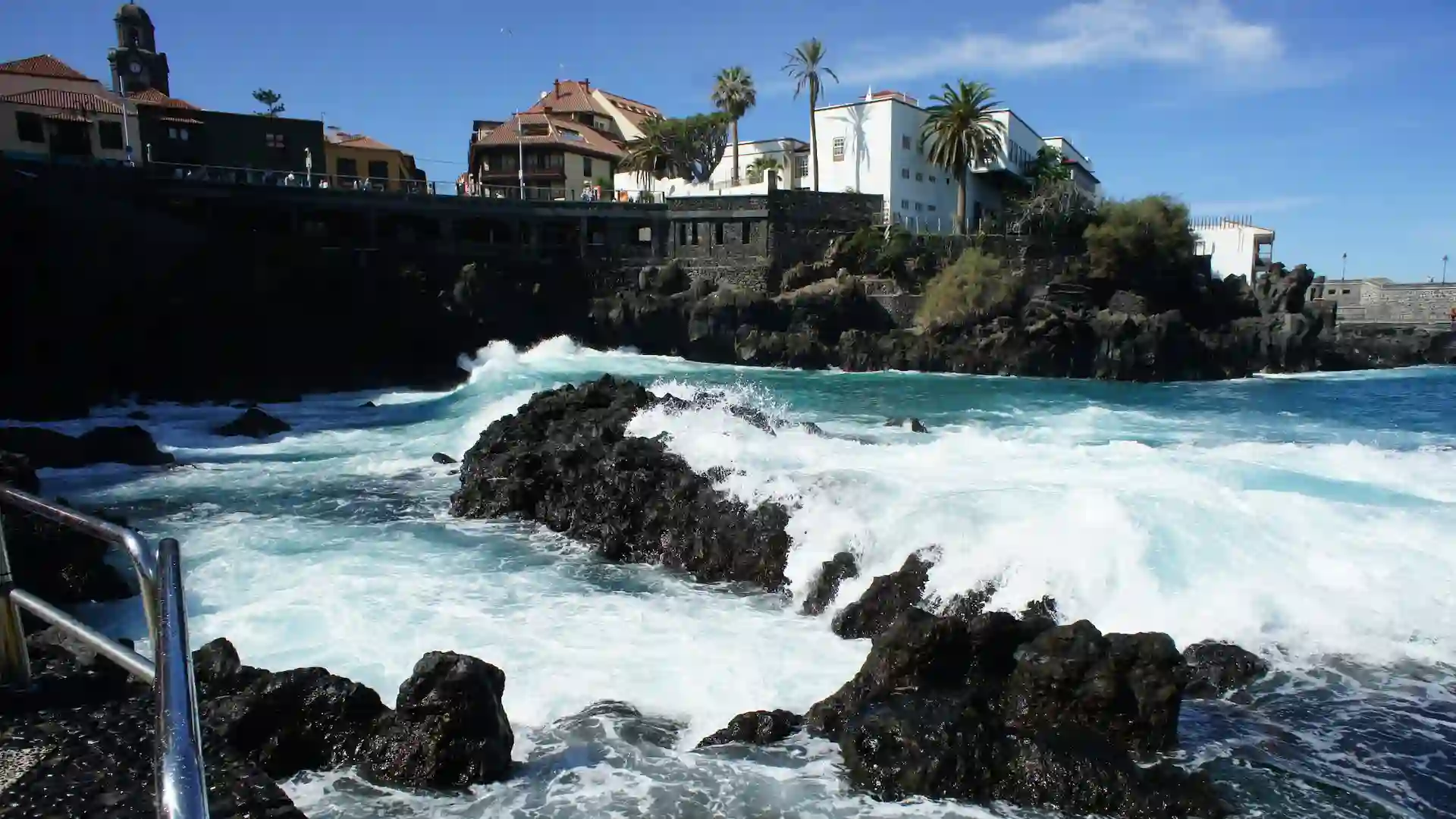 Puerto de la Cruz features lush gardens, historic squares, and beautiful beaches. It’s a perfect blend of traditional Canarian charm and modern amenities.